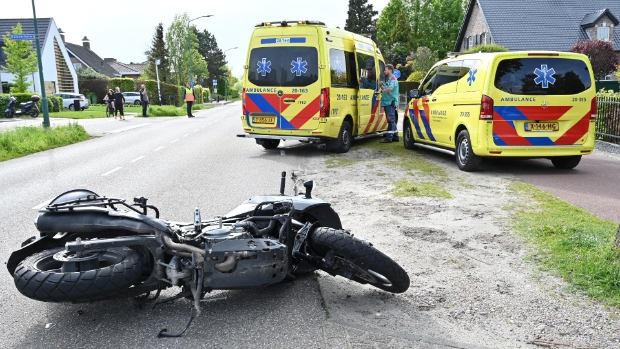 Motorrijder en fietser naar ziekenhuis na botsing in Prinsenbeek
