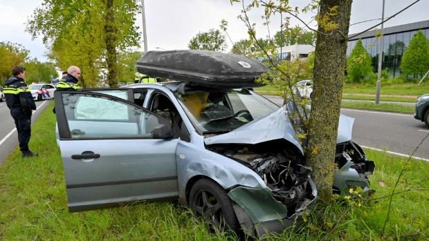 Automobiliste botst hard tegen boom in middenberm van de Backer en Ruebweg