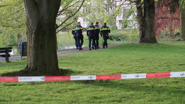 Vrouw mishandelt boa in Wilhelminapark, politie lost waarschuwingsschot
