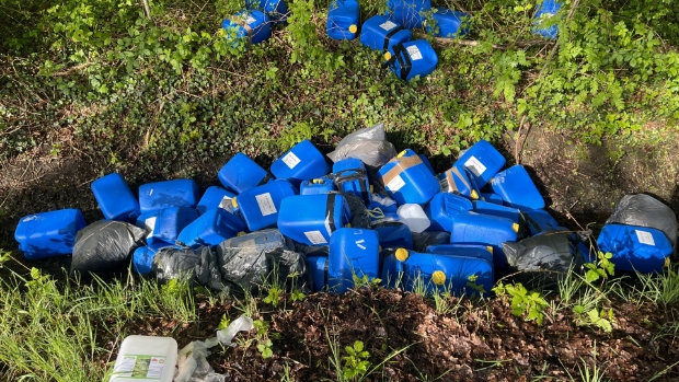 Zestig jerrycans met vermoedelijk drugsafval gedumpt in buitengebied